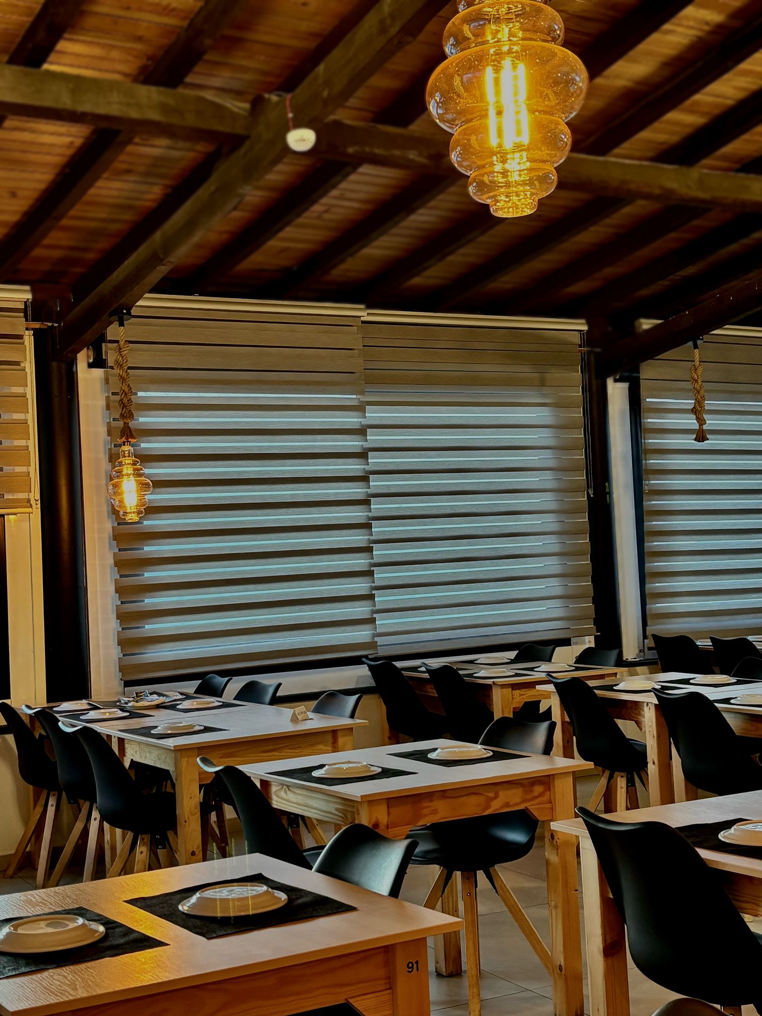 Zona de refeição com decoração acolhedora