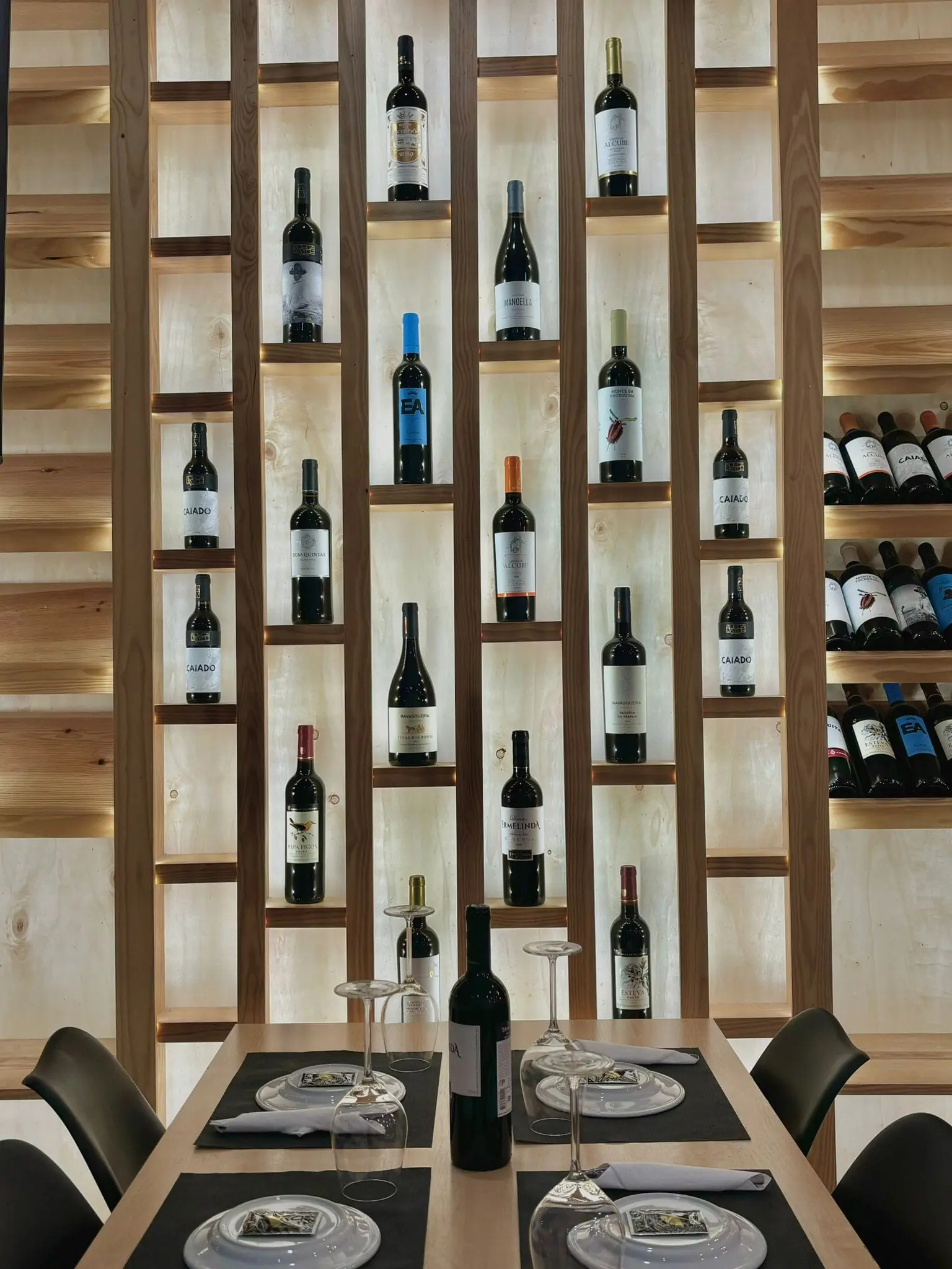 Garrafeira com selecção de vinhos portugueses