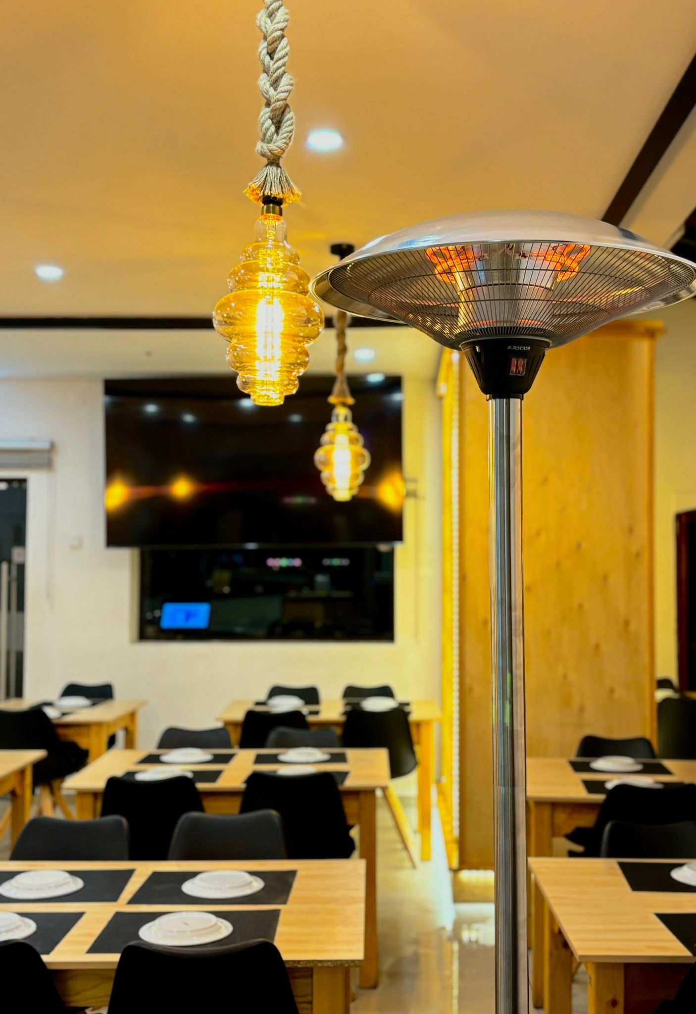 Clientes a desfrutar da esplanada ao ar livre