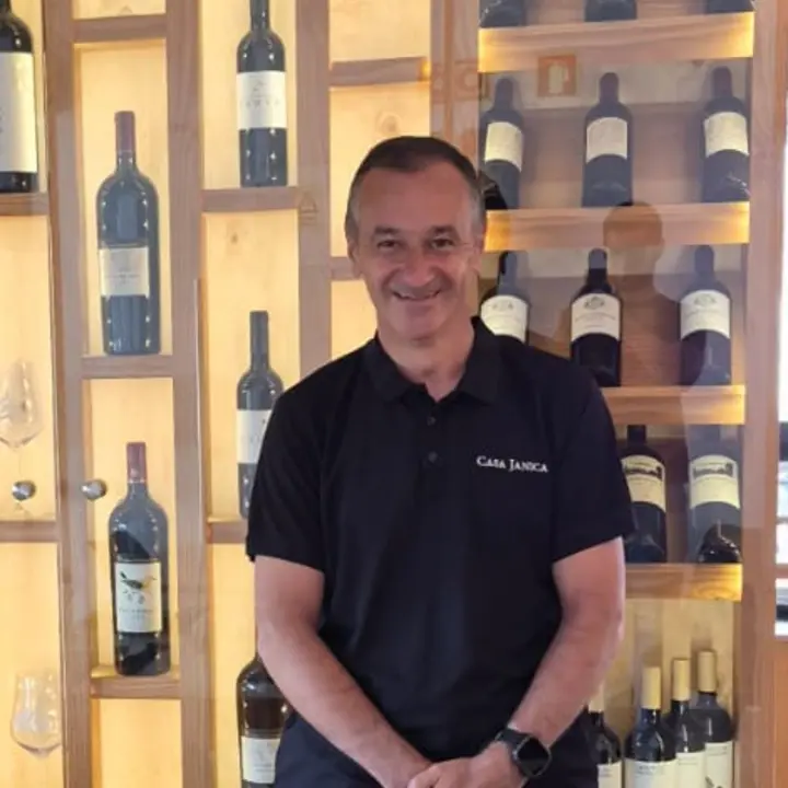 Francisco Barreto, sommelier da Casa Janica, junto à garrafeira